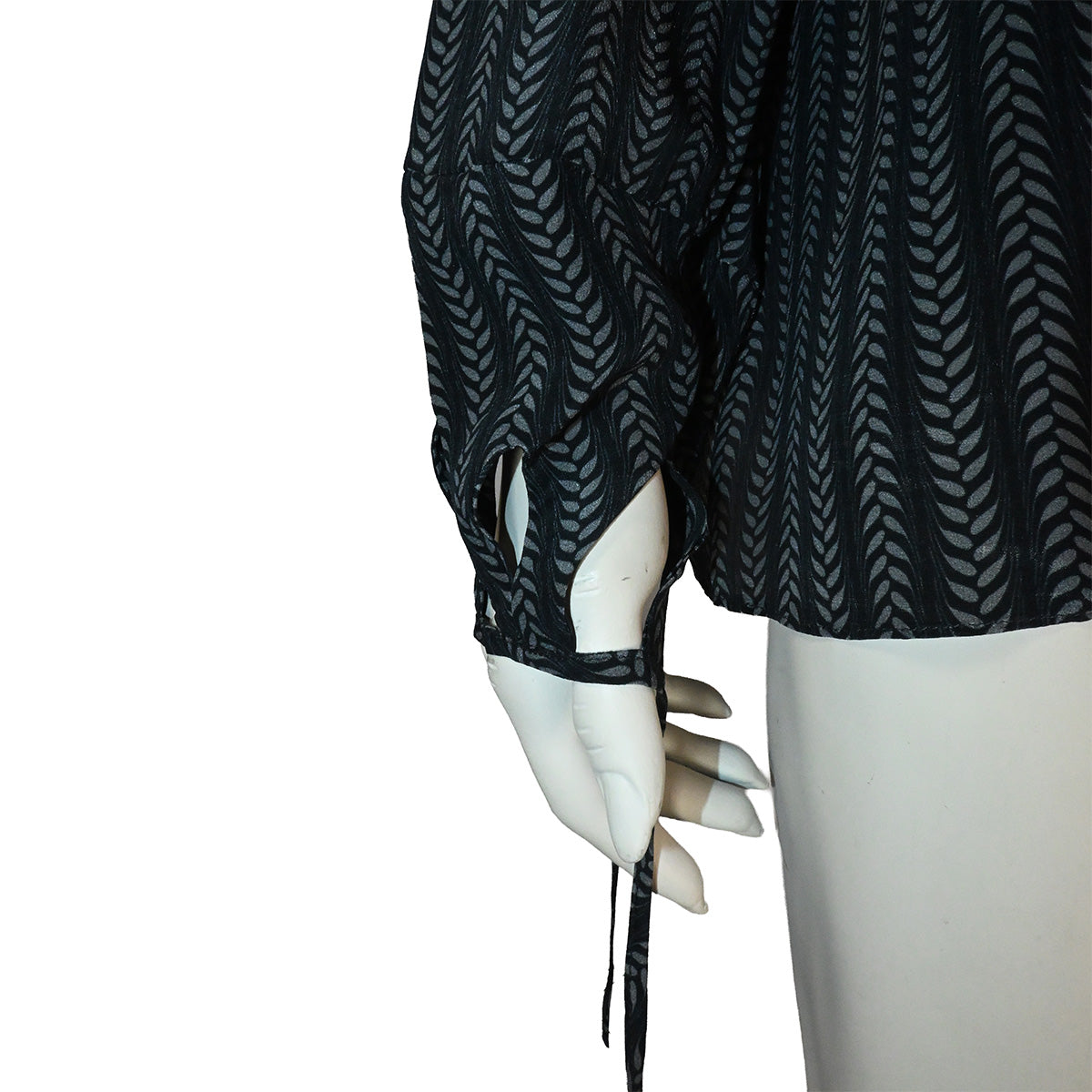Blusa com decote cavado e mangas compridas