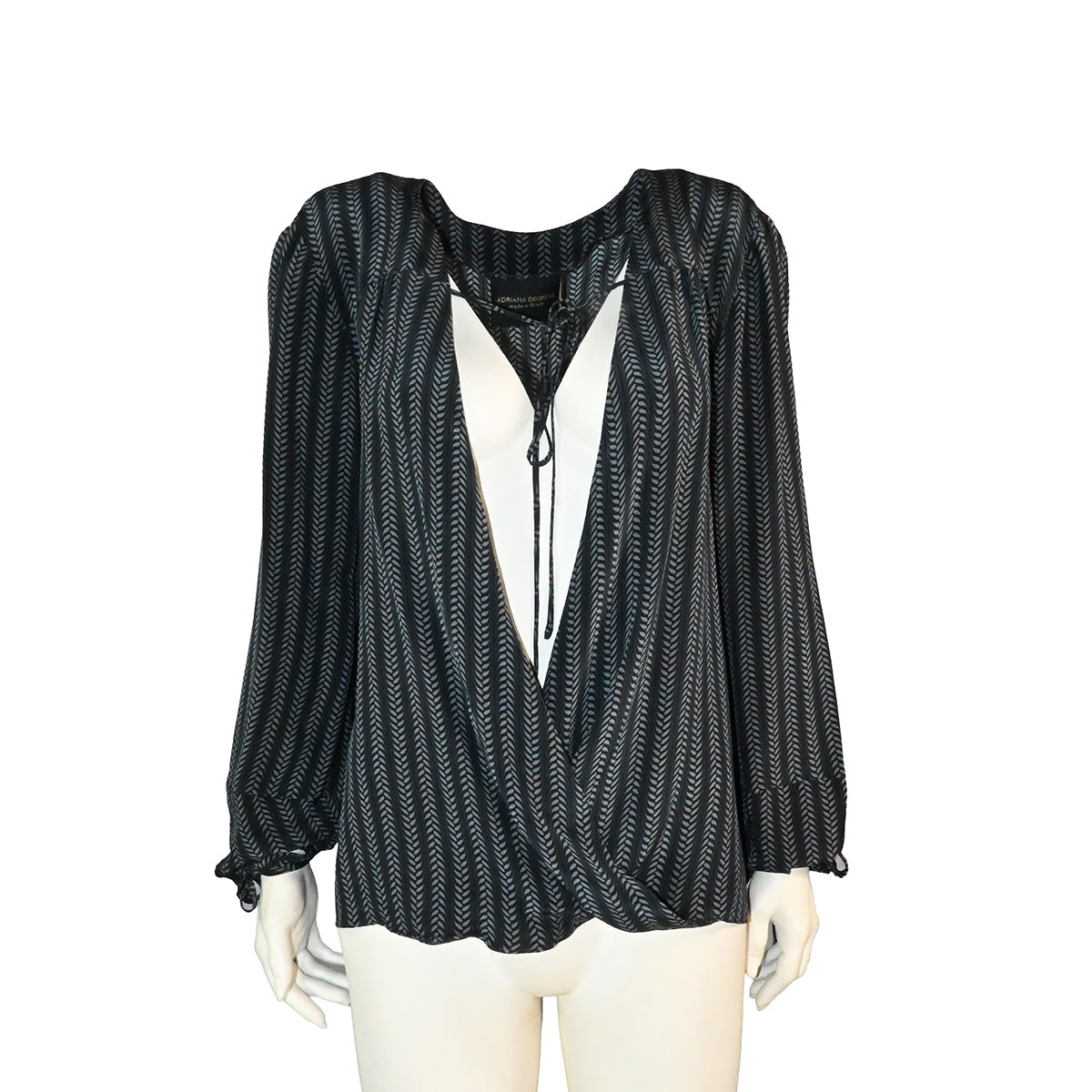 Blusa com decote cavado e mangas compridas