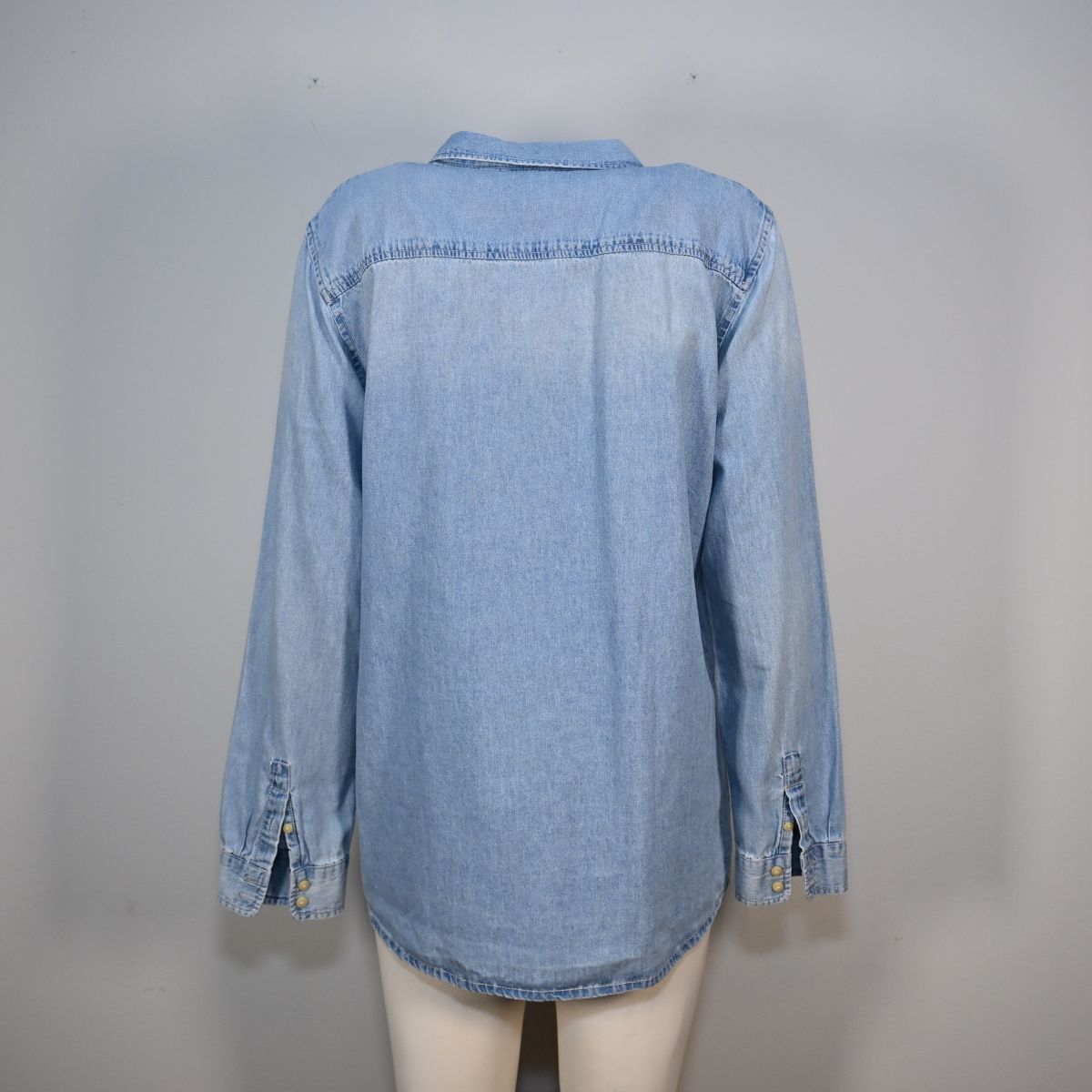 Camisa jeans com bordado
