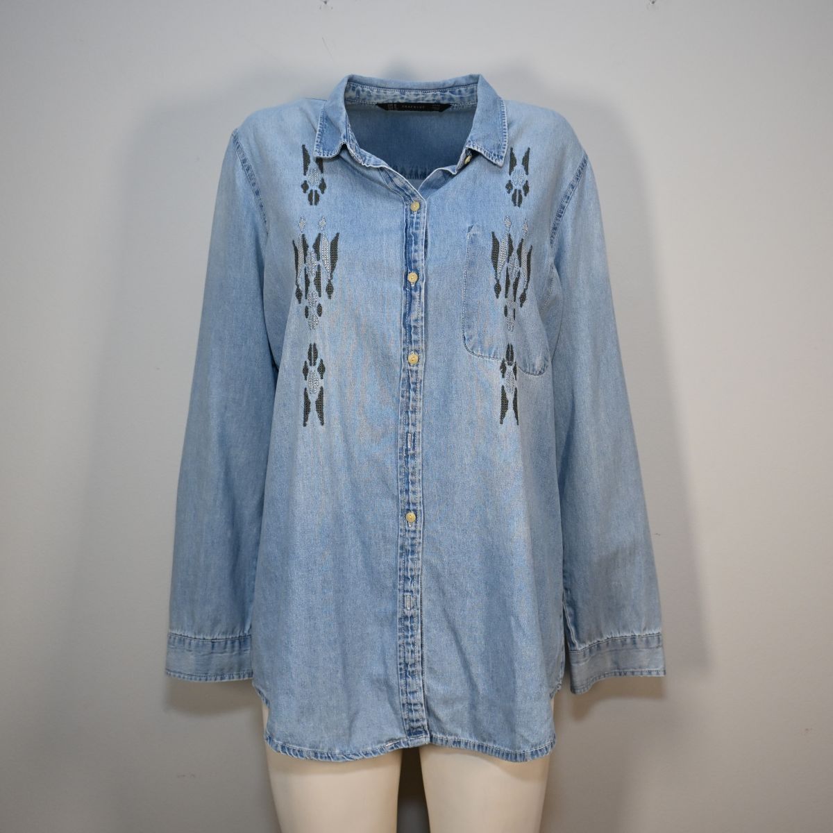 Camisa jeans com bordado