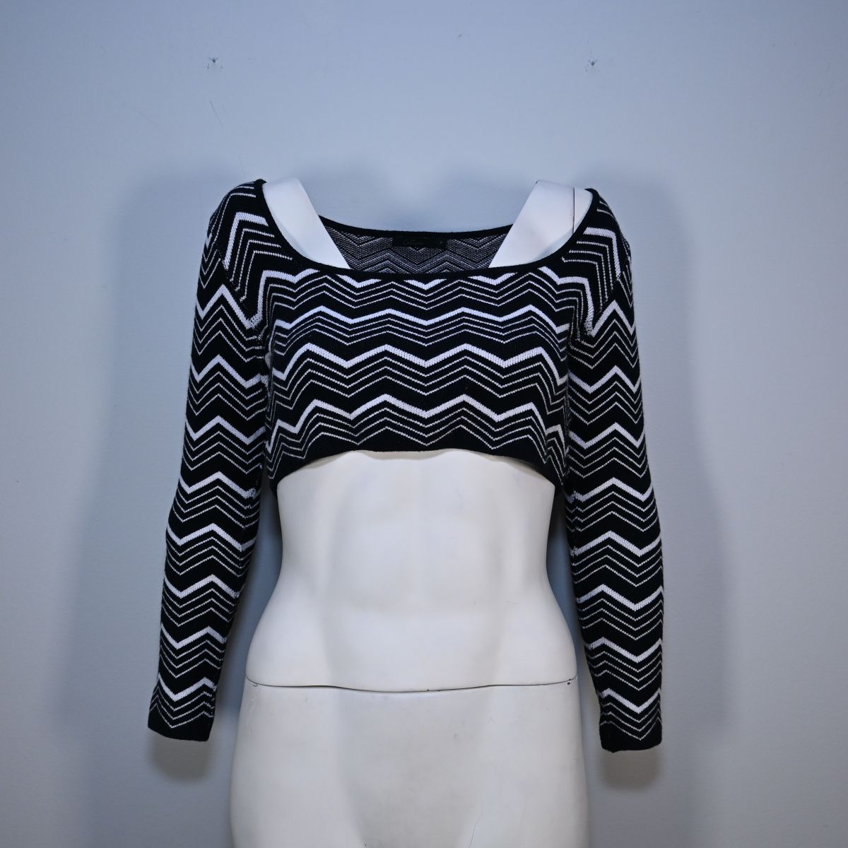 Cropped de malha preto e branco