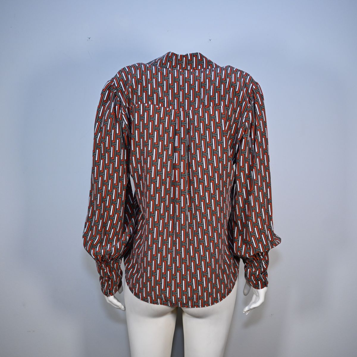 Camisa estampada marrom, vermelha e branca