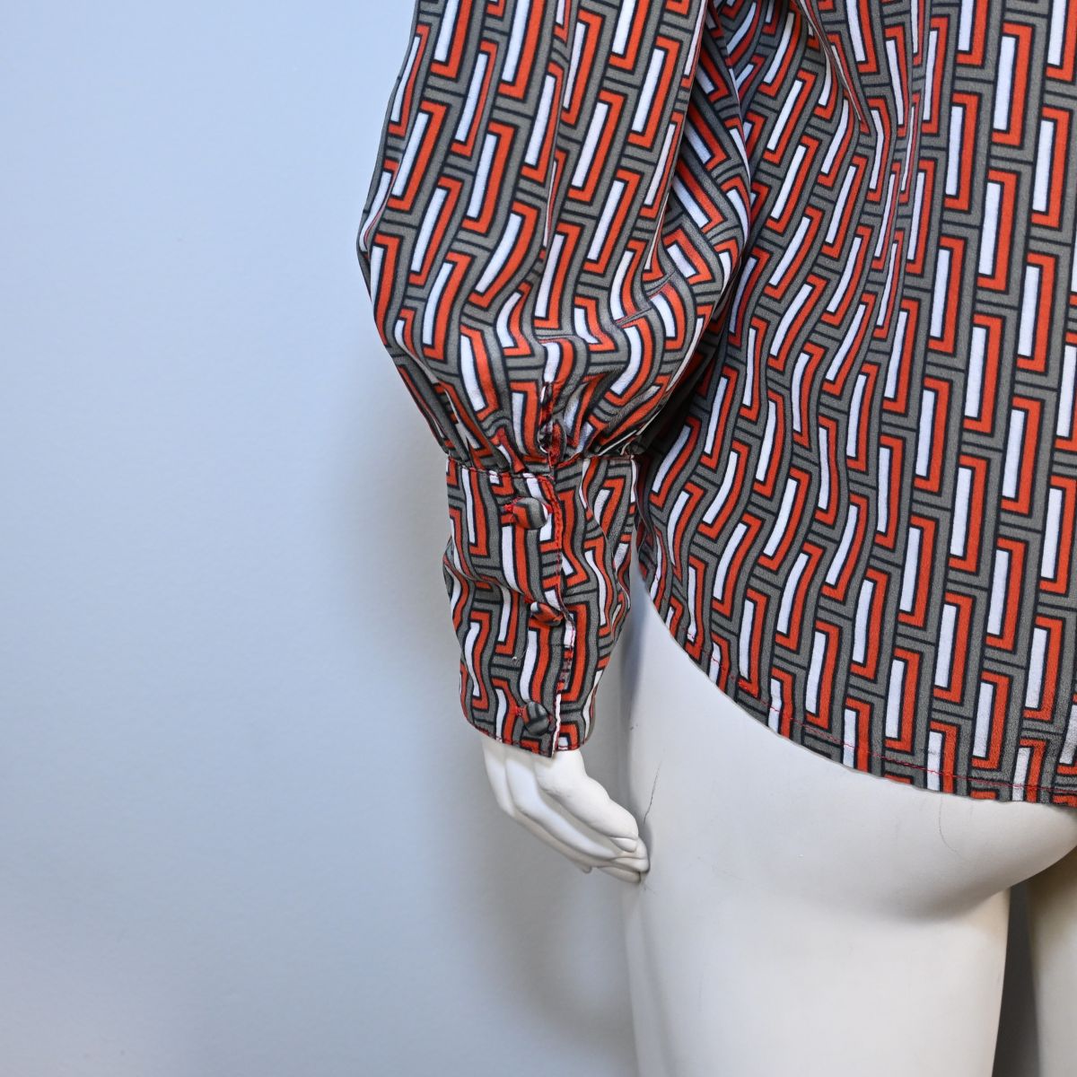 Camisa estampada marrom, vermelha e branca