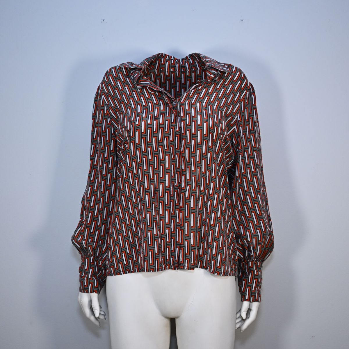 Camisa estampada marrom, vermelha e branca