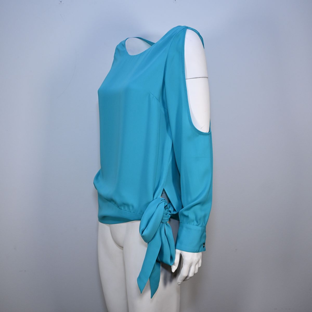 Blusa azul com ombros abertos