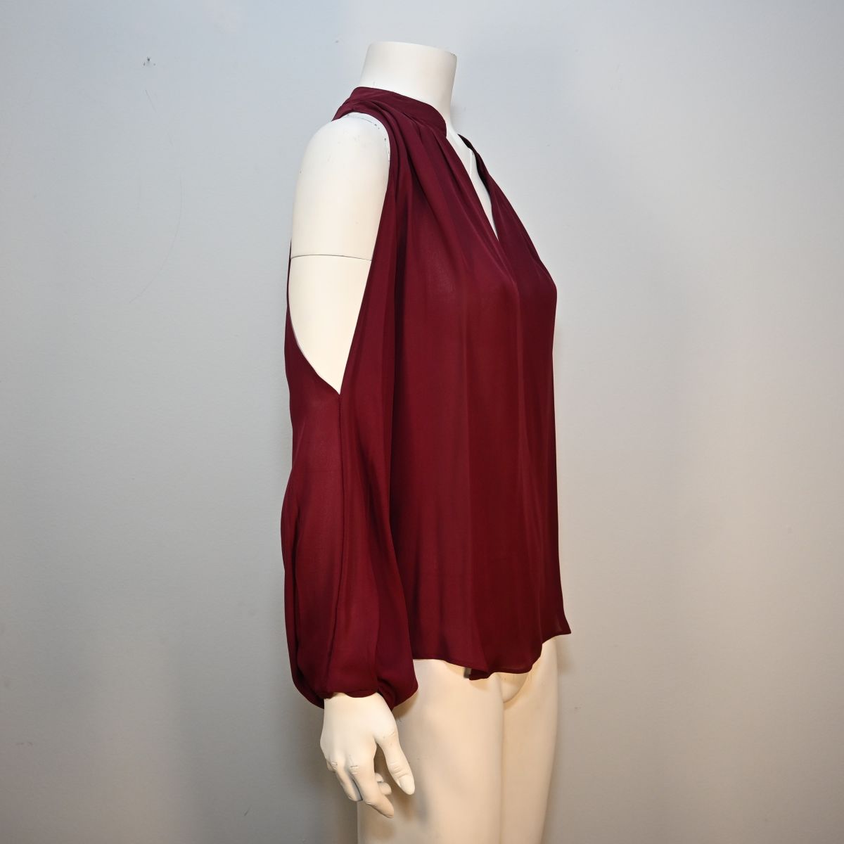 Blusa vinho com aberturta nos ombros