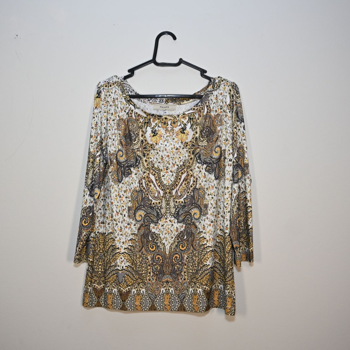 Blusa estamada em tons terroso