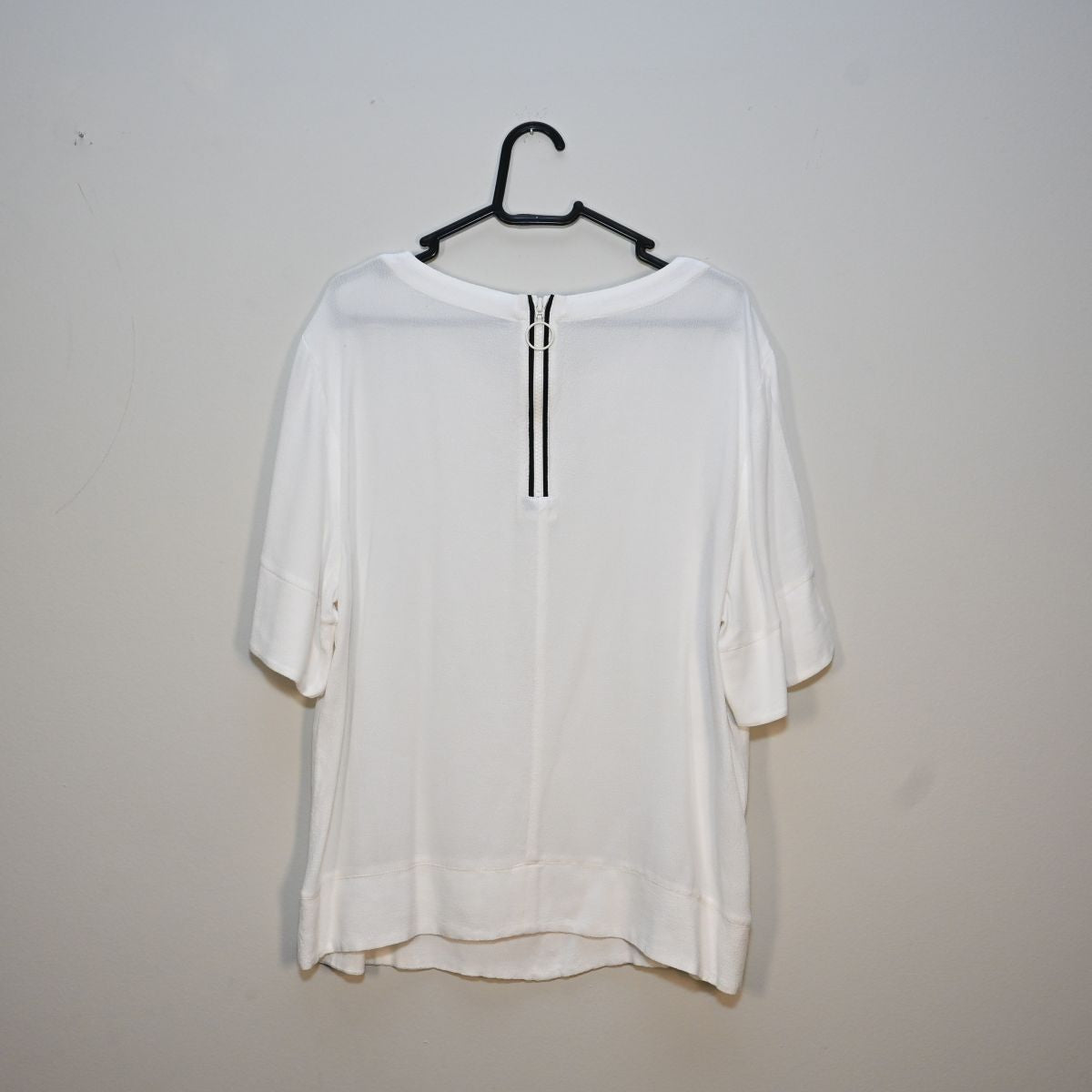Camiseta branca com ziper nas costas