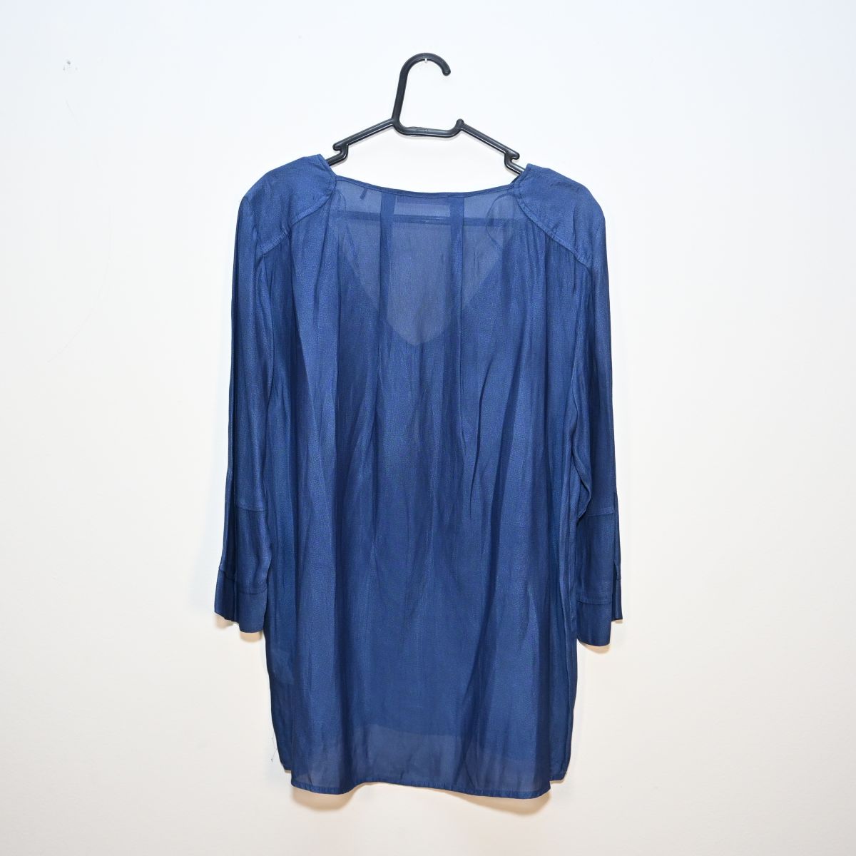 Blusa azul com botões