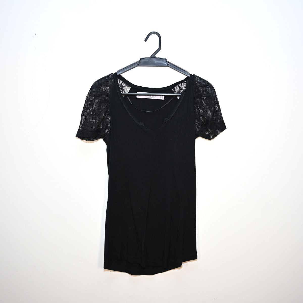 Camiseta preta com renda