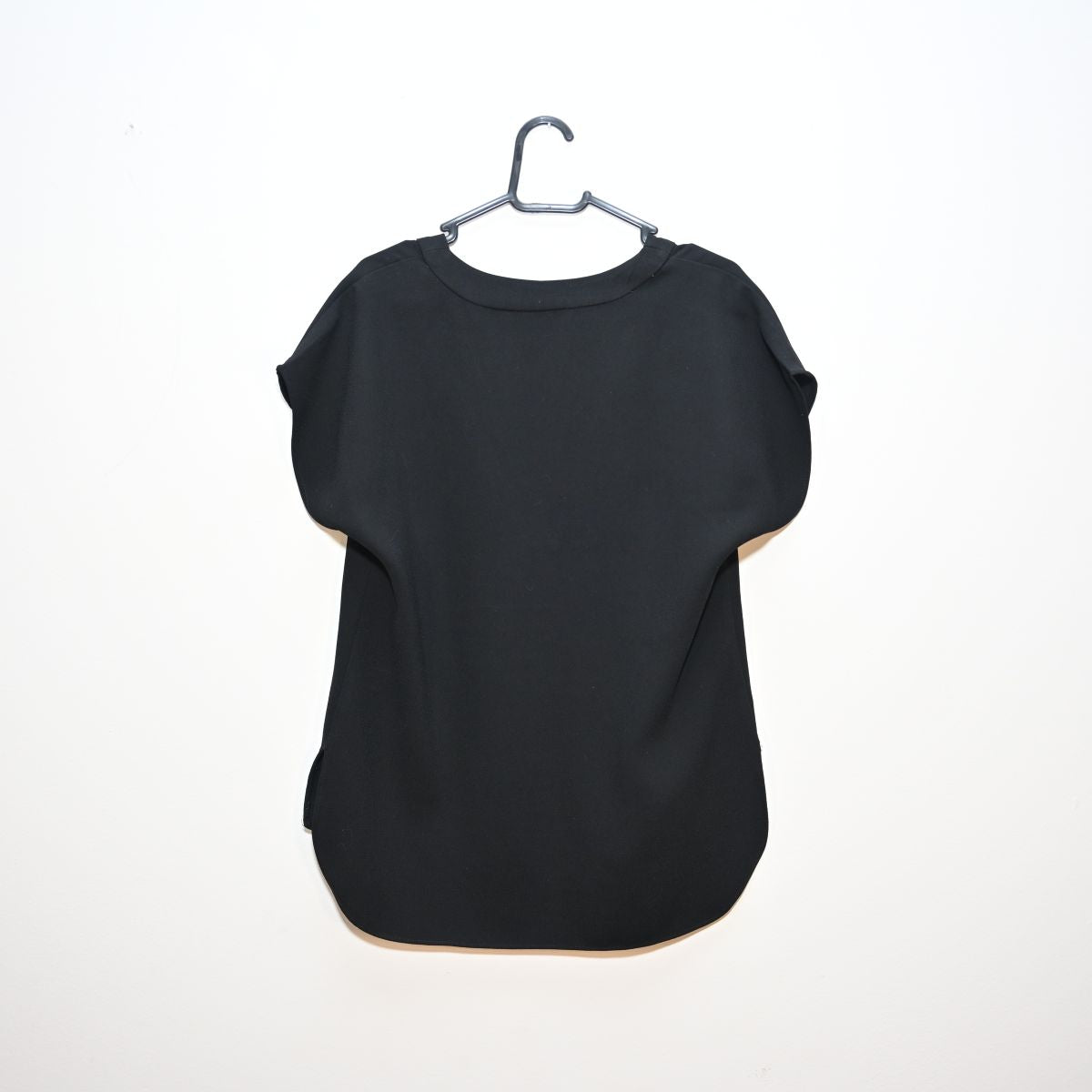 Camiseta preta gola V