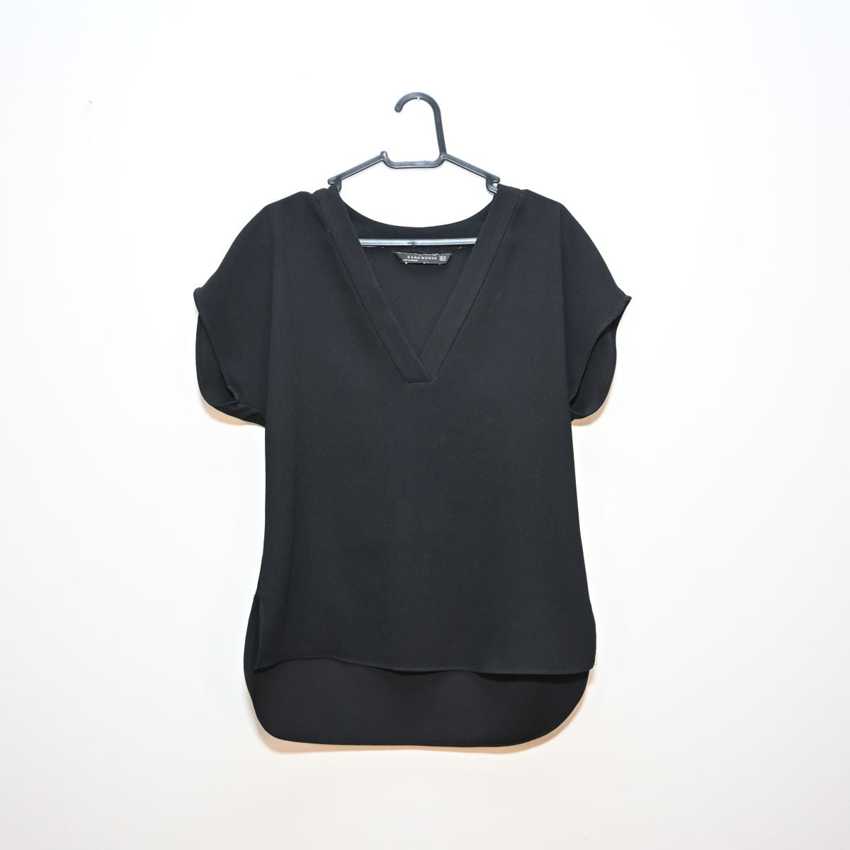 Camiseta preta gola V