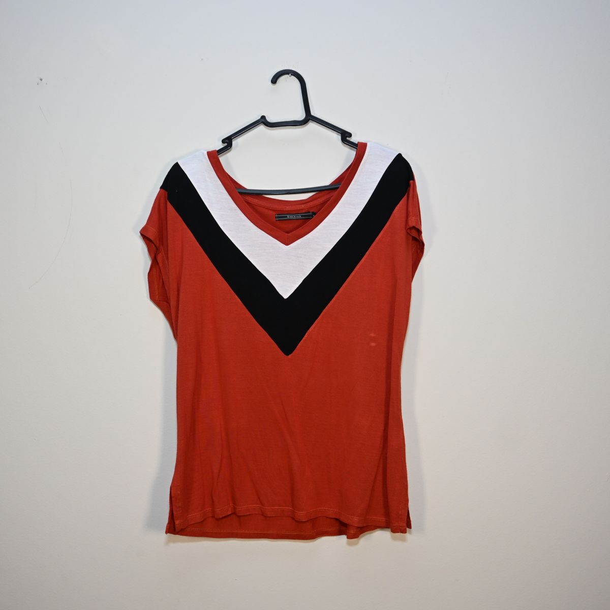 Camiseta terracota, reta e branca