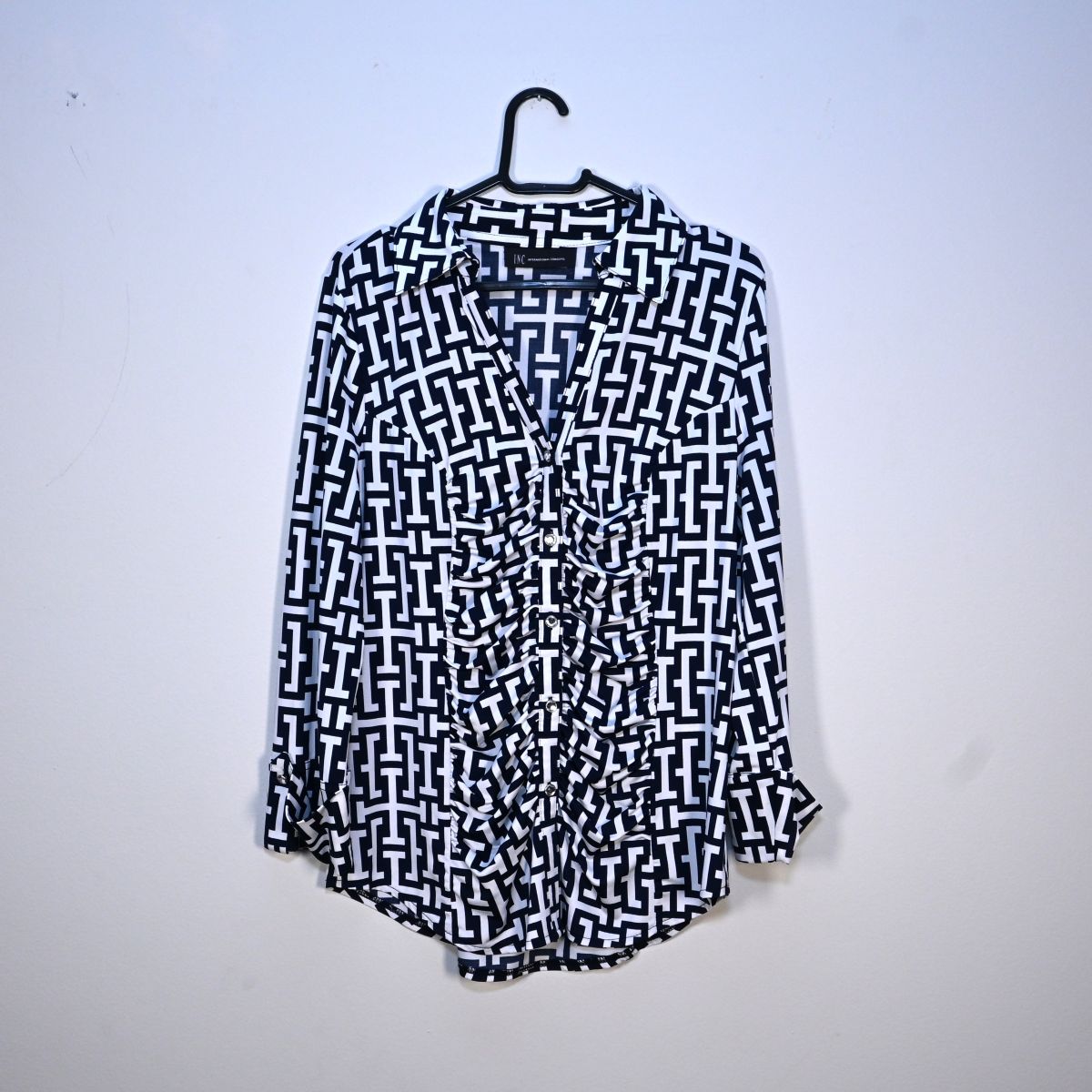 Camisa estampada branca e azul marinho