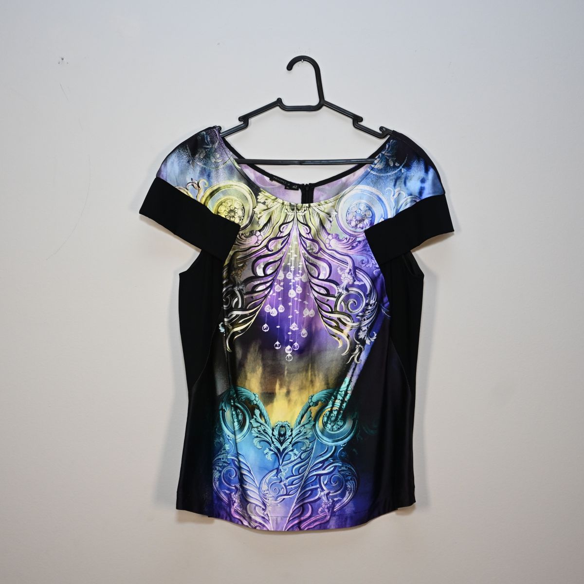 Blusa preta e estamapda