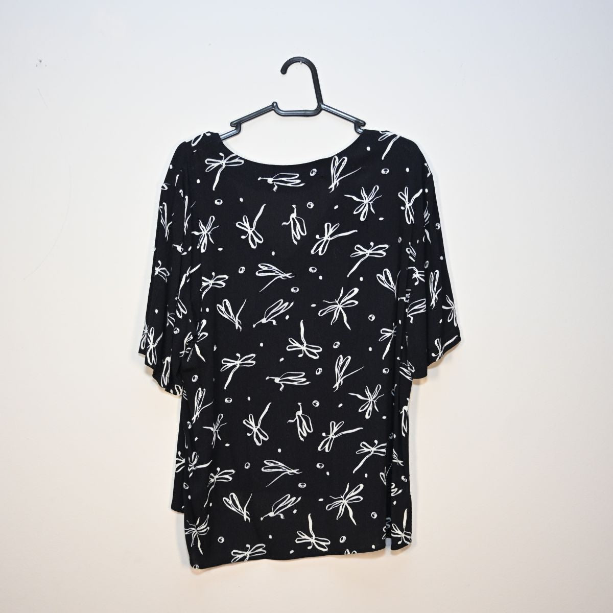 Camiseta preta com libelulas