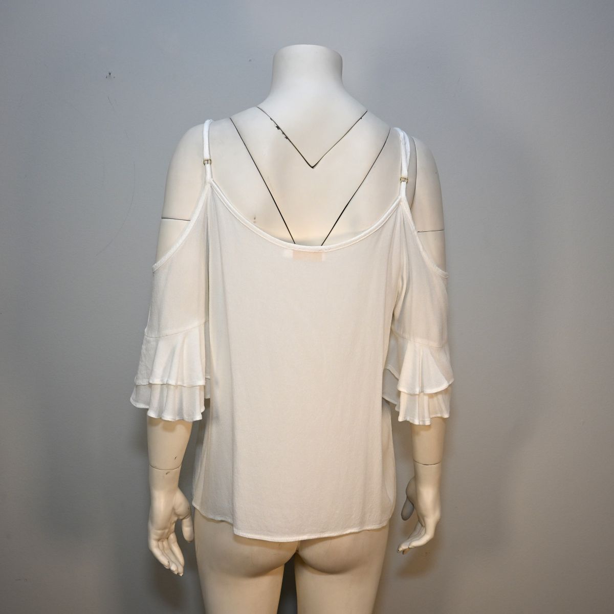 Blusa branca com ombros abertos