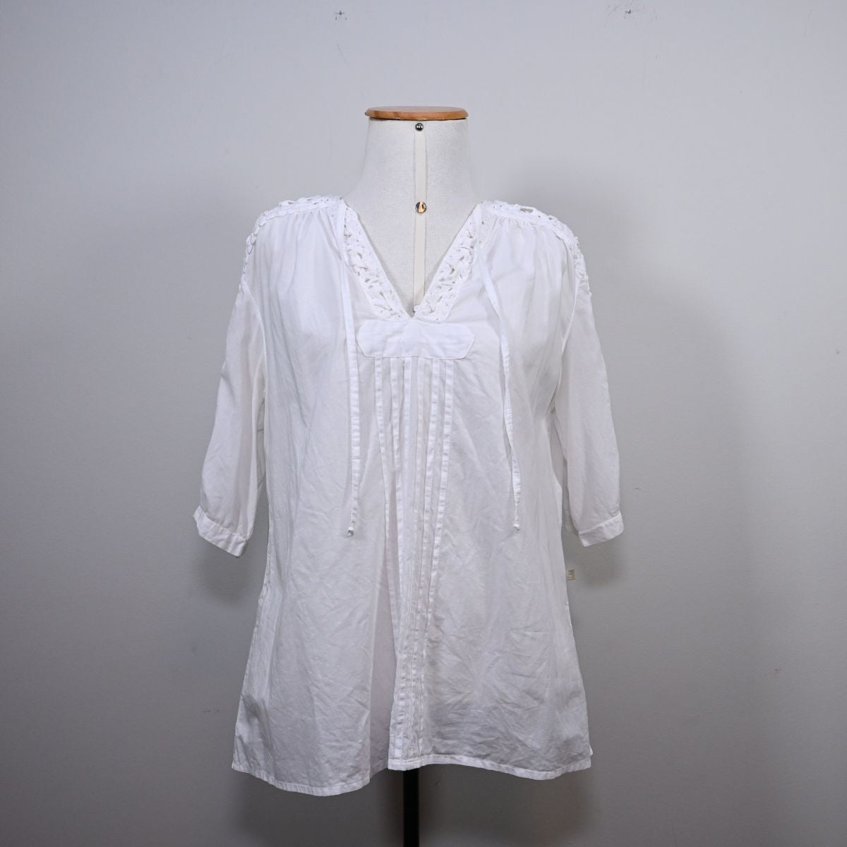 Blusa branca com aplicação de trabalho manual