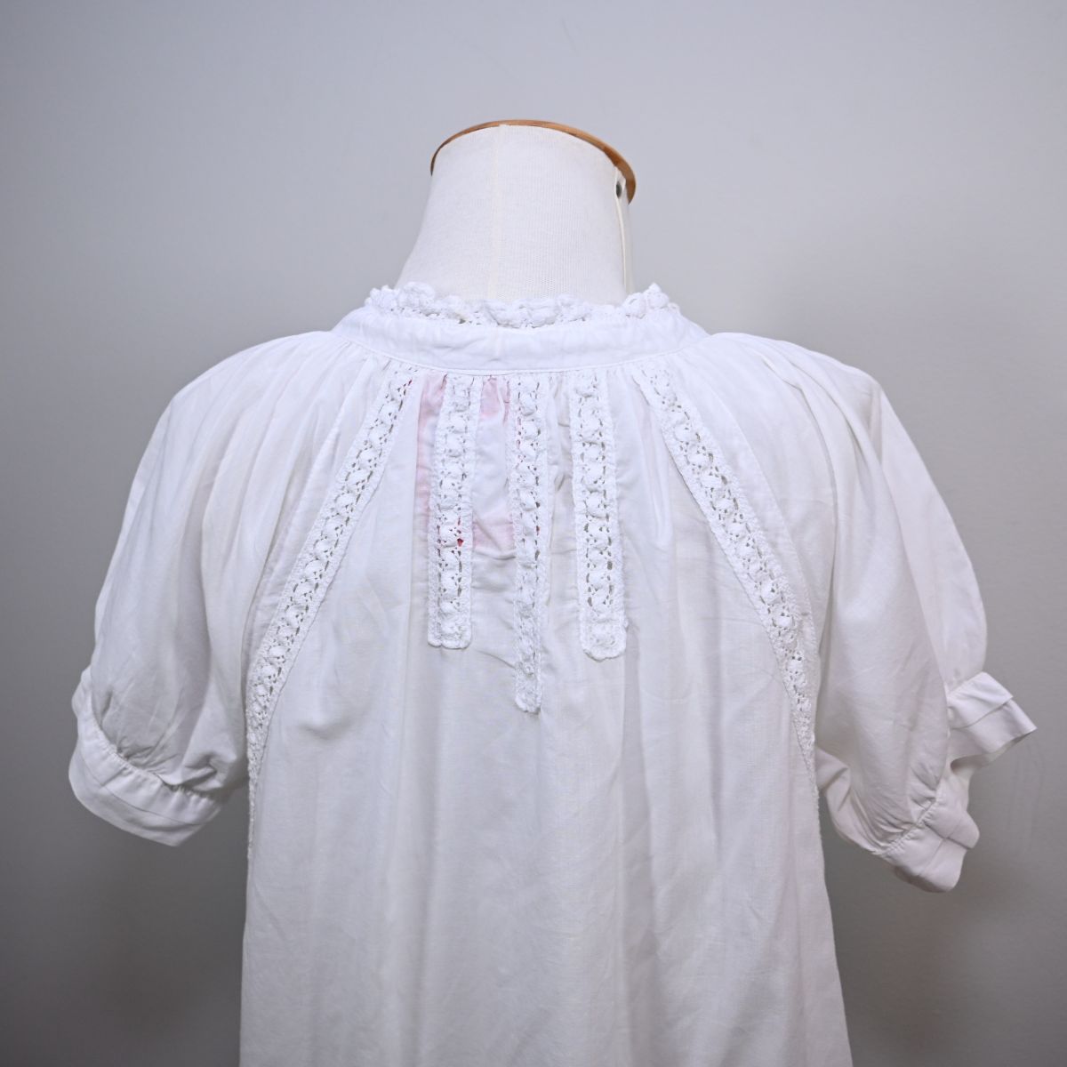 Blusa branca com aplicação de trabalho manual