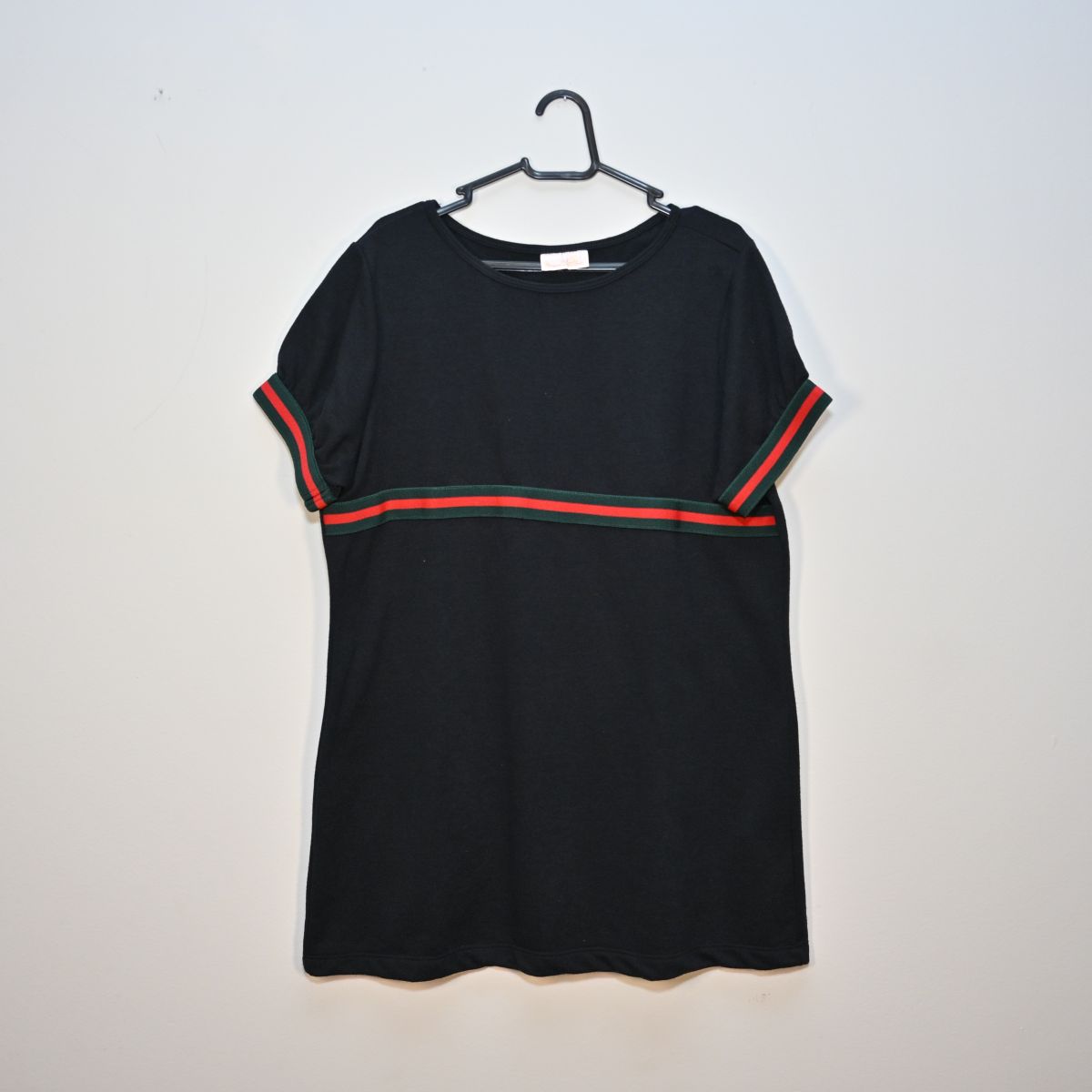 Camiseta com faixa verde e vermelho