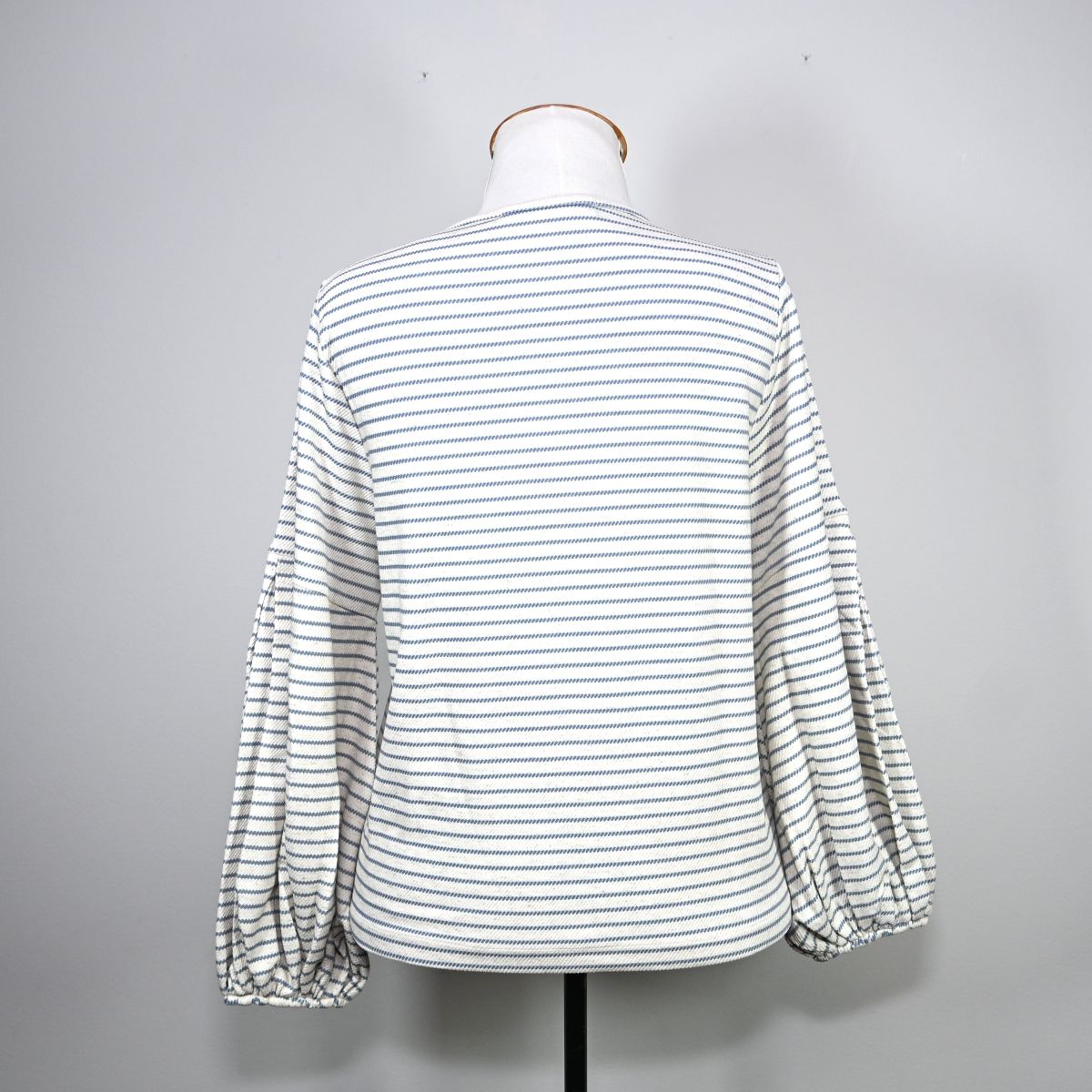 Camiseta branca com listras azuis
