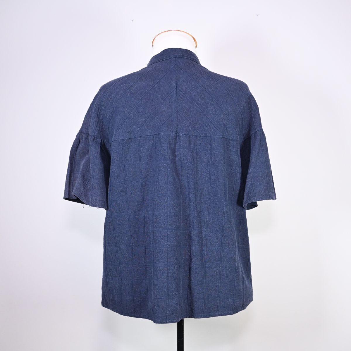 Blusa azul com textura quadriculada