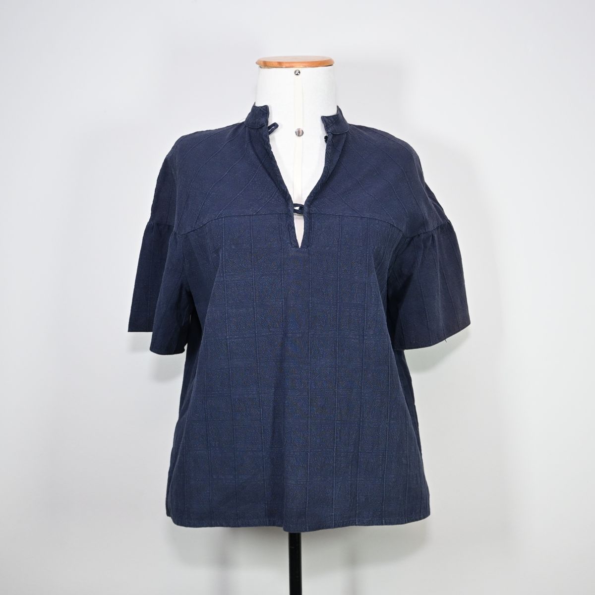 Blusa azul com textura quadriculada