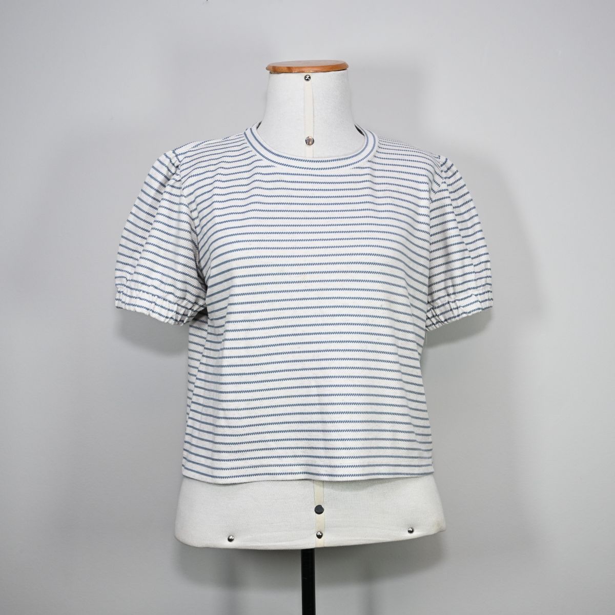 Camiseta branca com listras azuis
