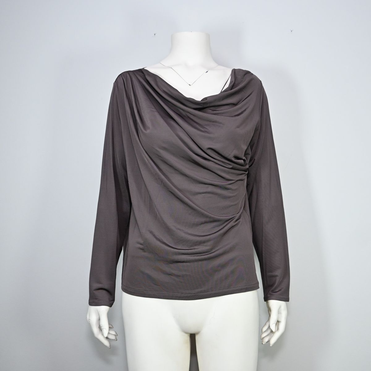 Camiseta marrom com decote drapeado