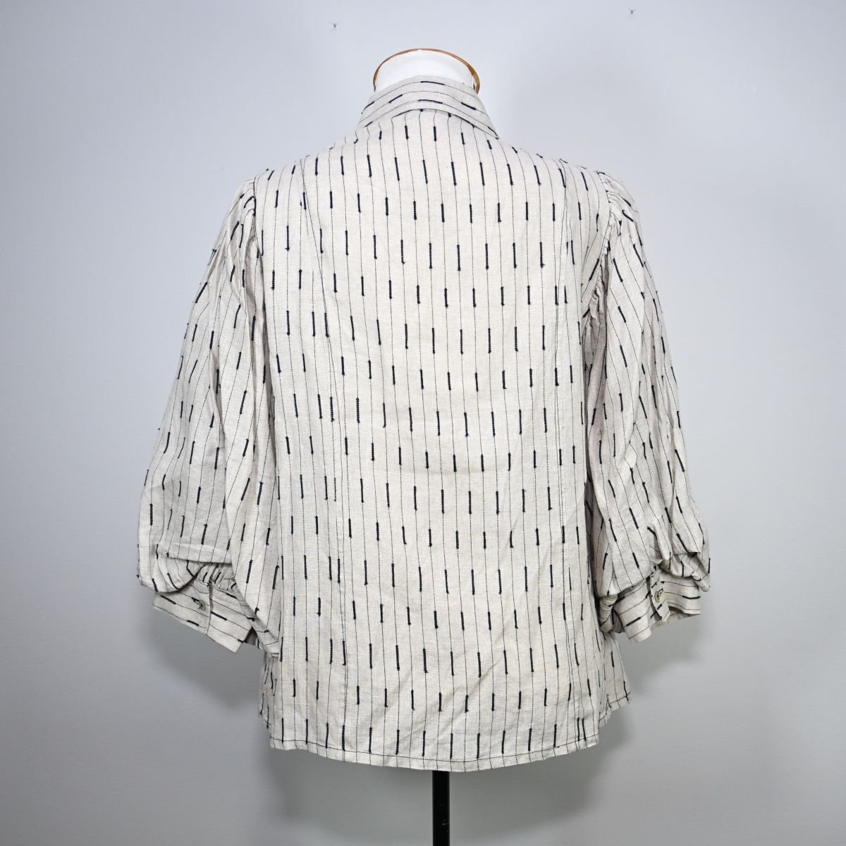 Camisa off-white com listras bordadas