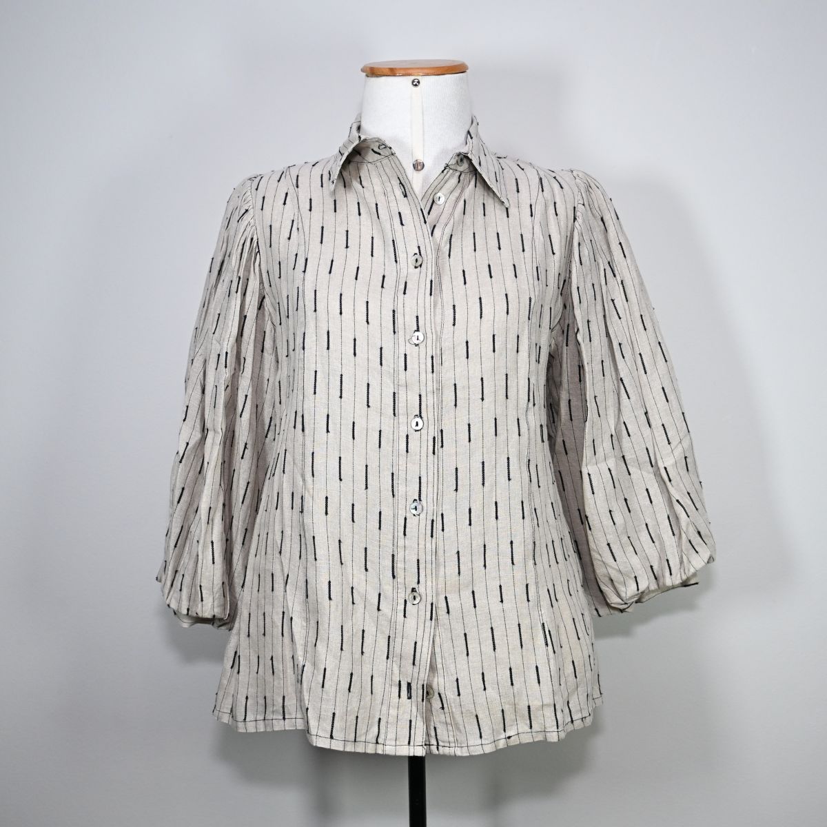 Camisa off-white com listras bordadas