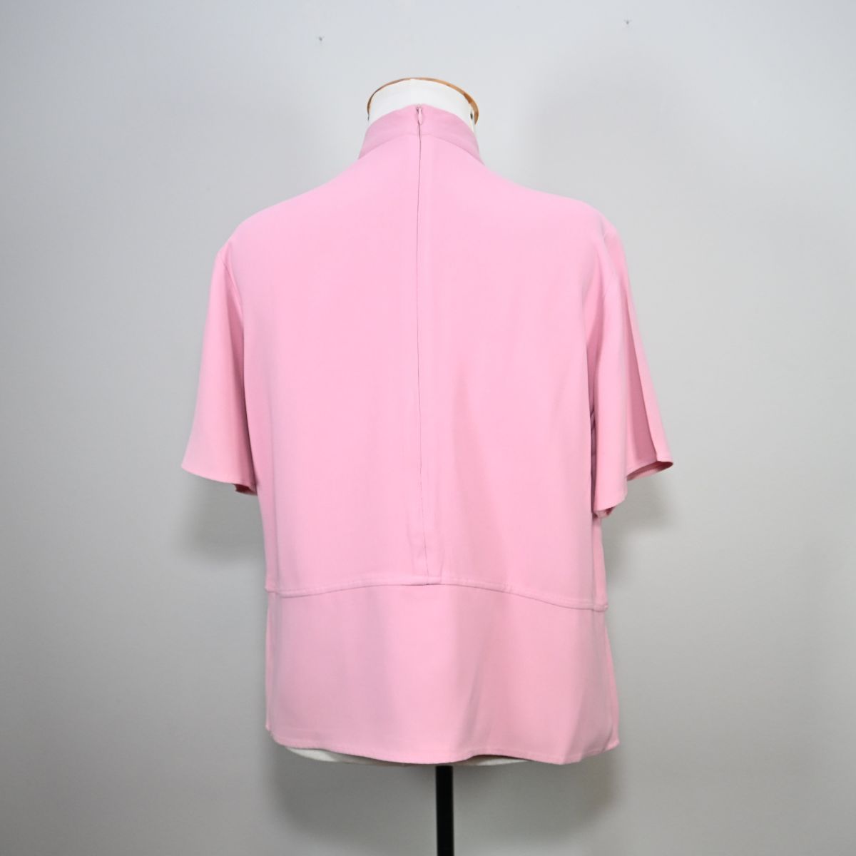 Camiseta rosa com gola alta