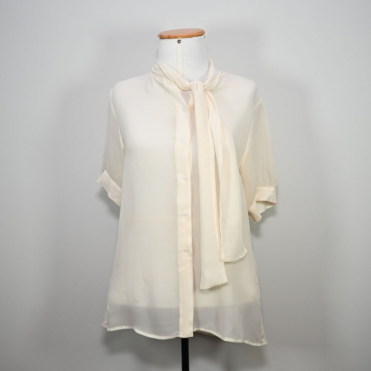 Camisa branca de seda com amarração no pescoço