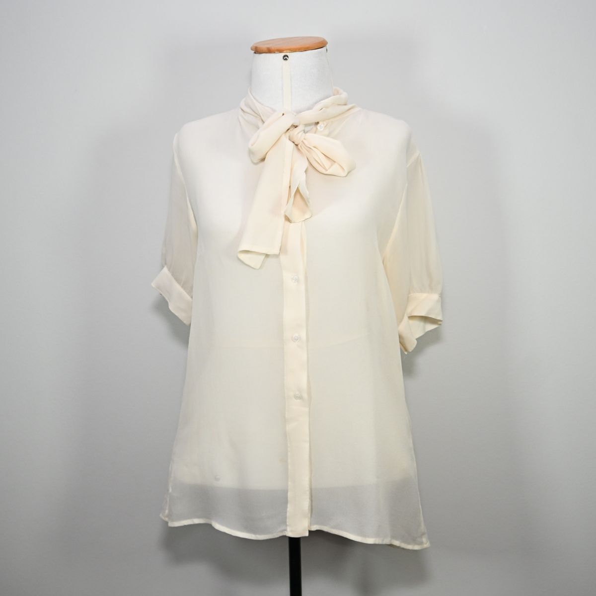 Camisa branca de seda com amarração no pescoço