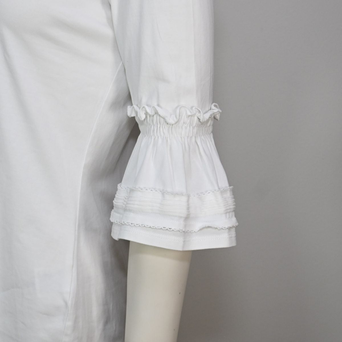 Blusa branca 3/4 cm detalhe na mangas