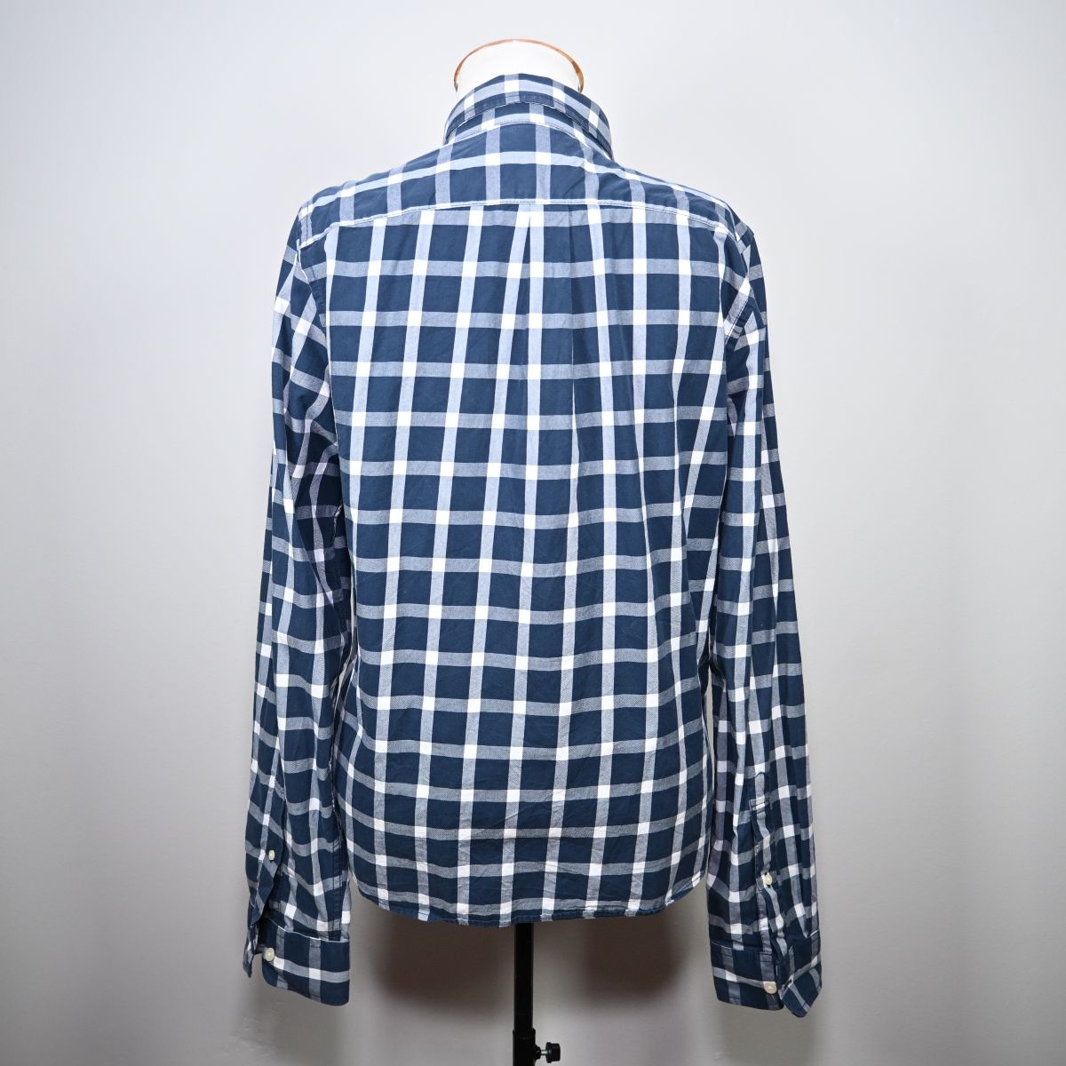 Camisa xadrez azul e branca