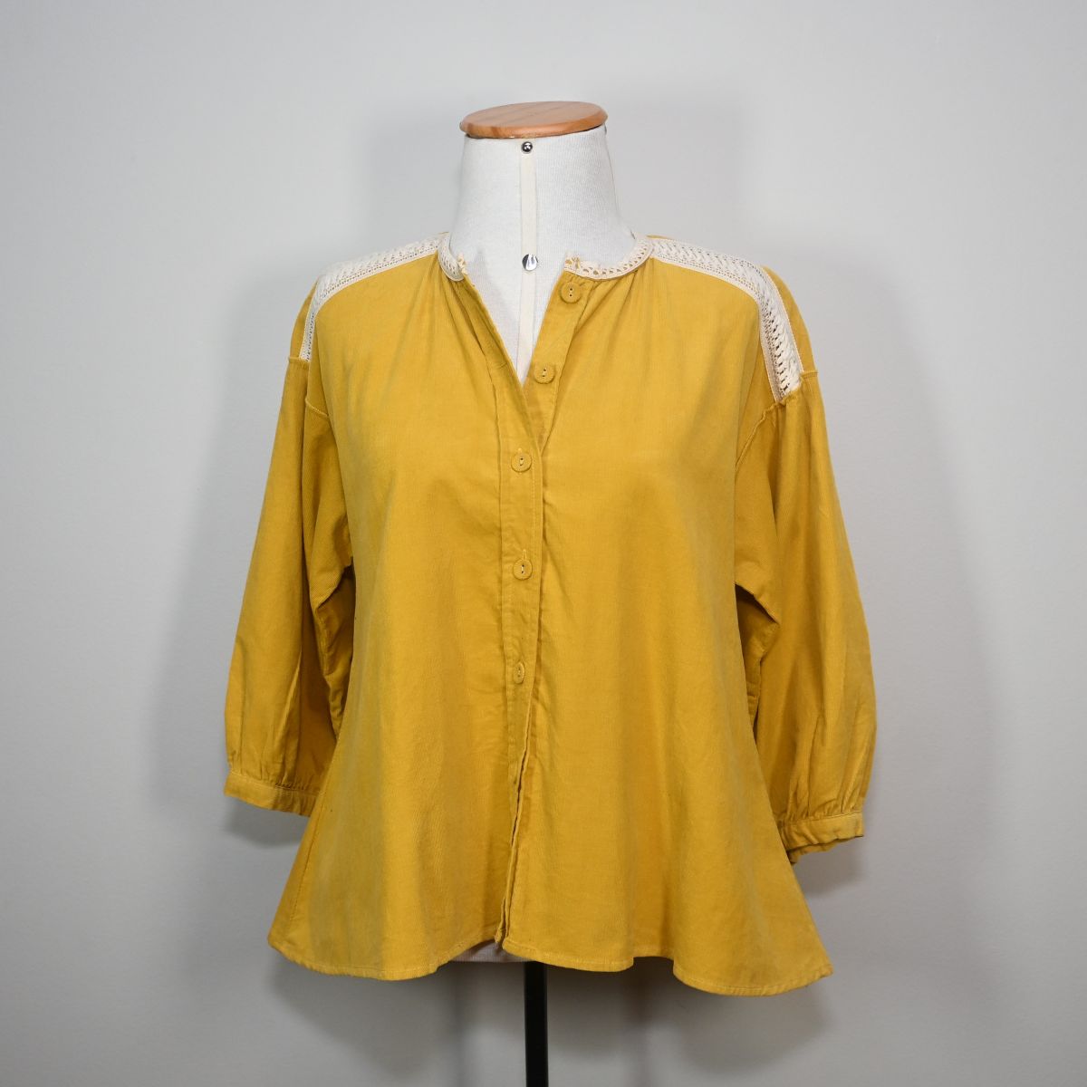 Blusa amarela com detalhes brancos