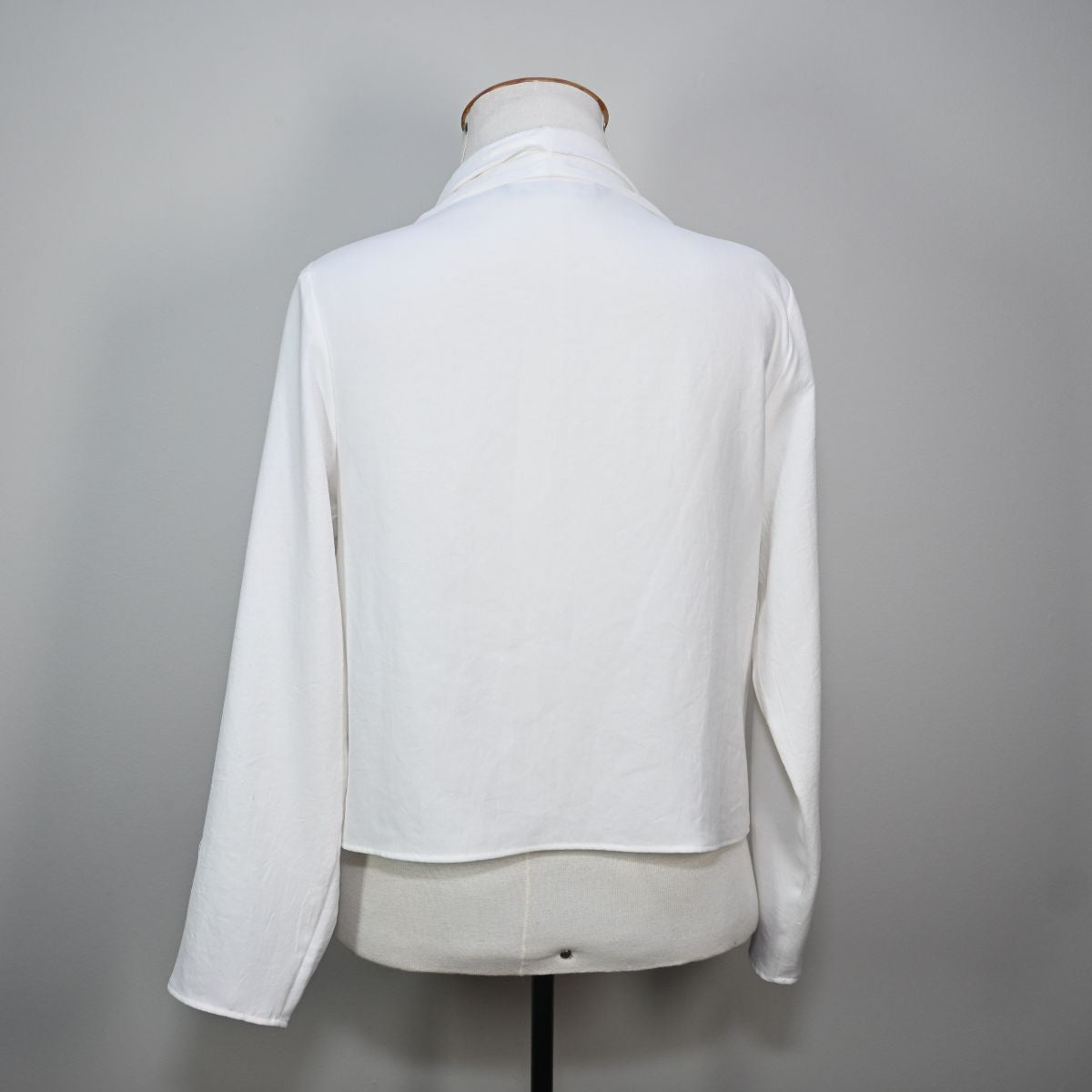 Camiseta branca com gola aberta