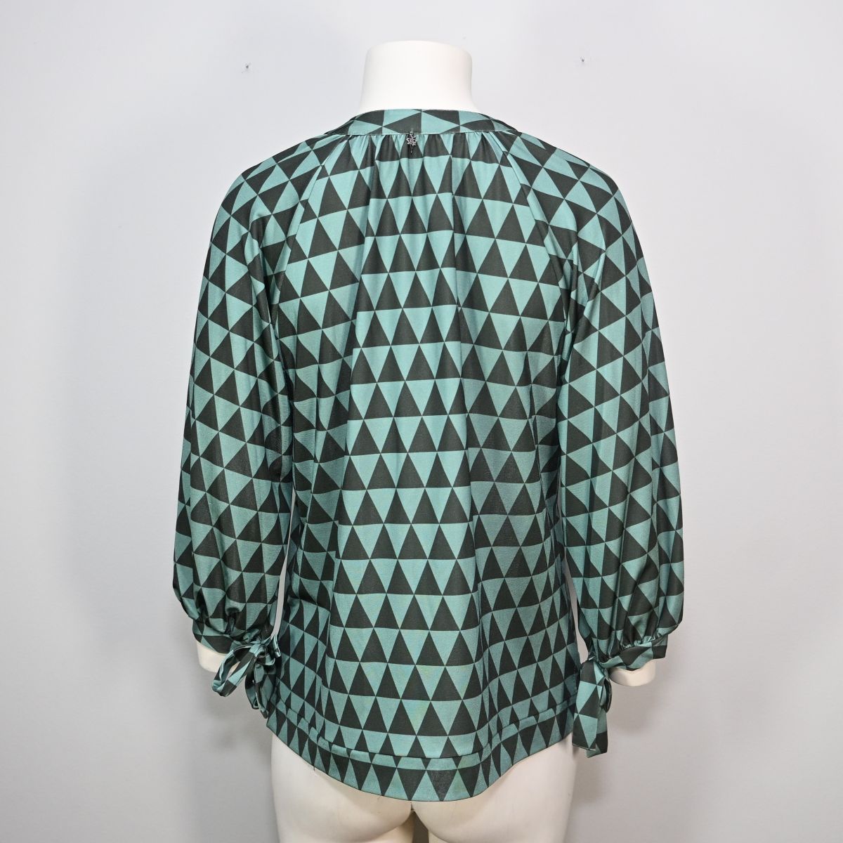 Blusa verde com estampa triangular