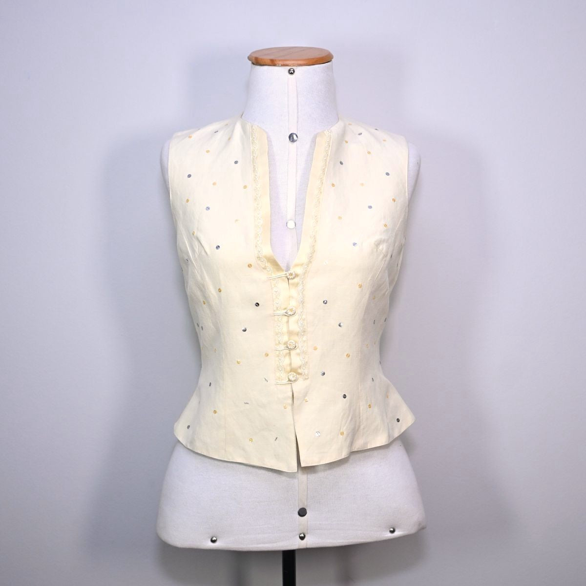Blusa amarela claro com lantejoulas