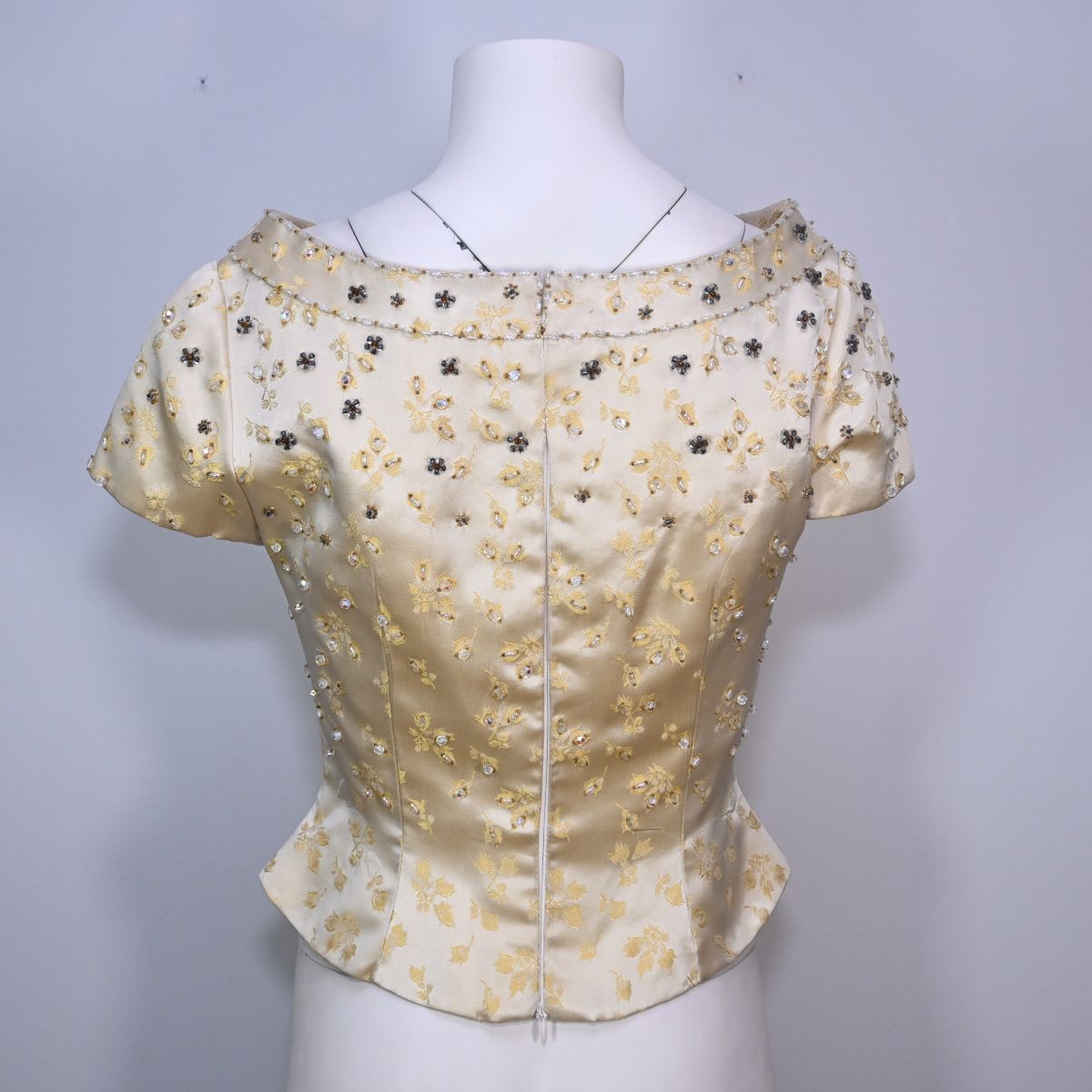 Blusa amarelo claro de jacquard com pedraria