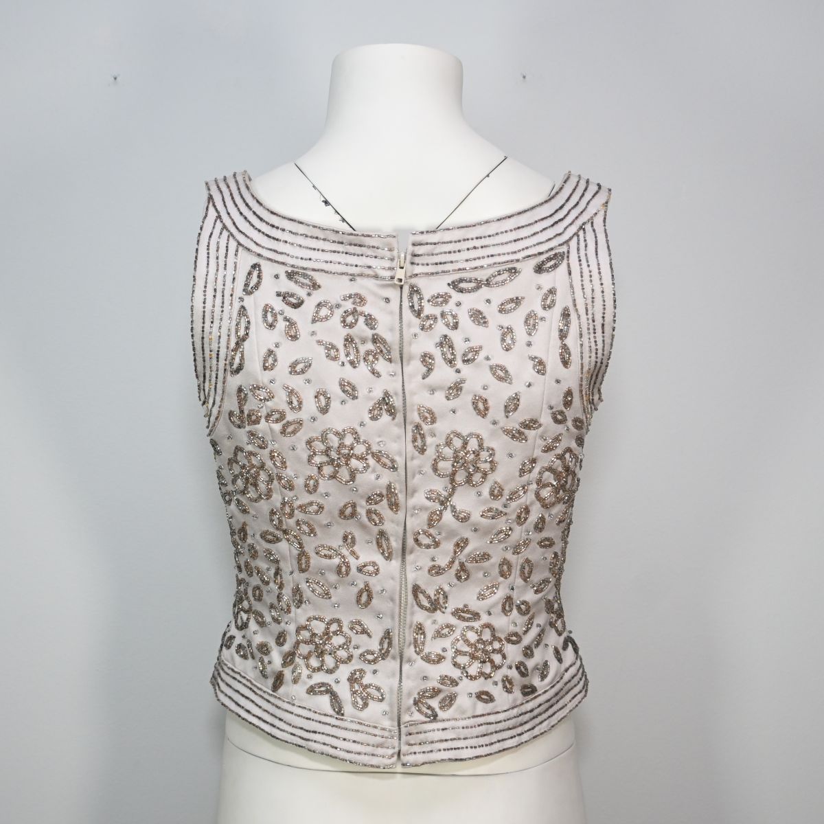 Blusa bege com bordado floral em miçangas