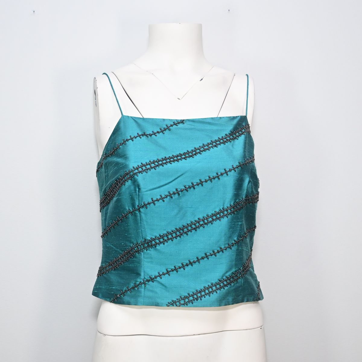 Regata verde com miçangas