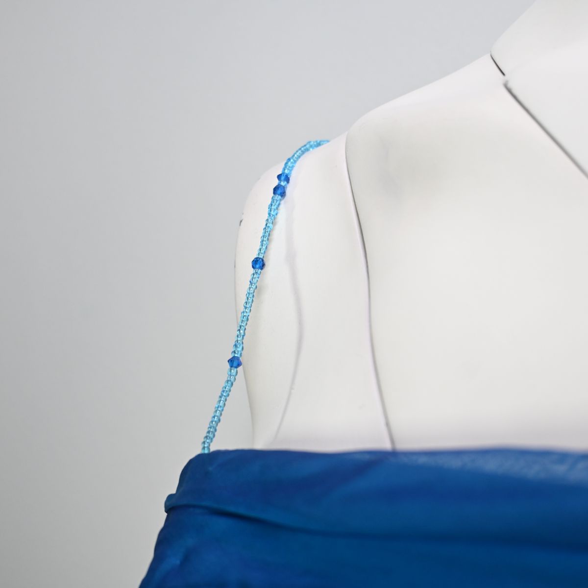 Blusa azul plissada com alças de miçangas
