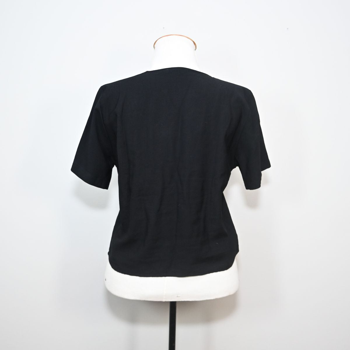 Camiseta preta com gola V