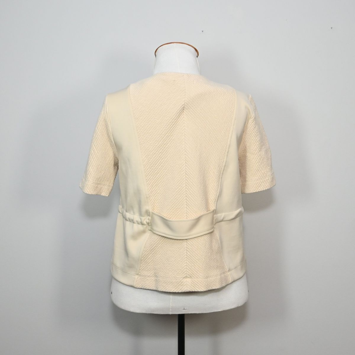Camiseta bege texturizada com elástico na cintura