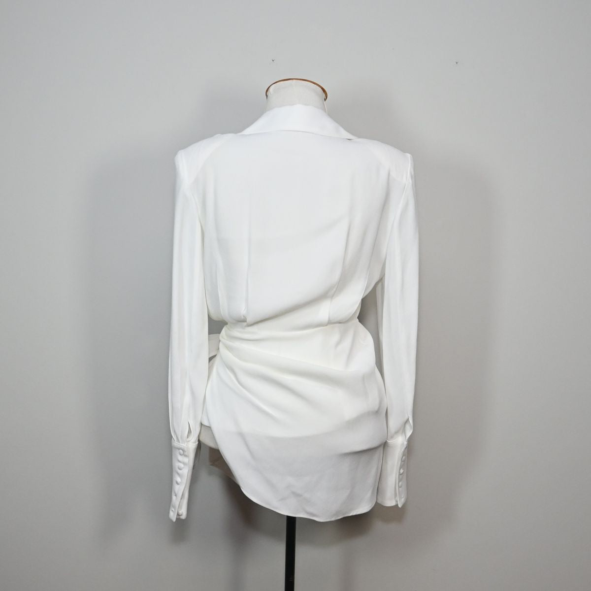 Blusa branca com amarração na cintura