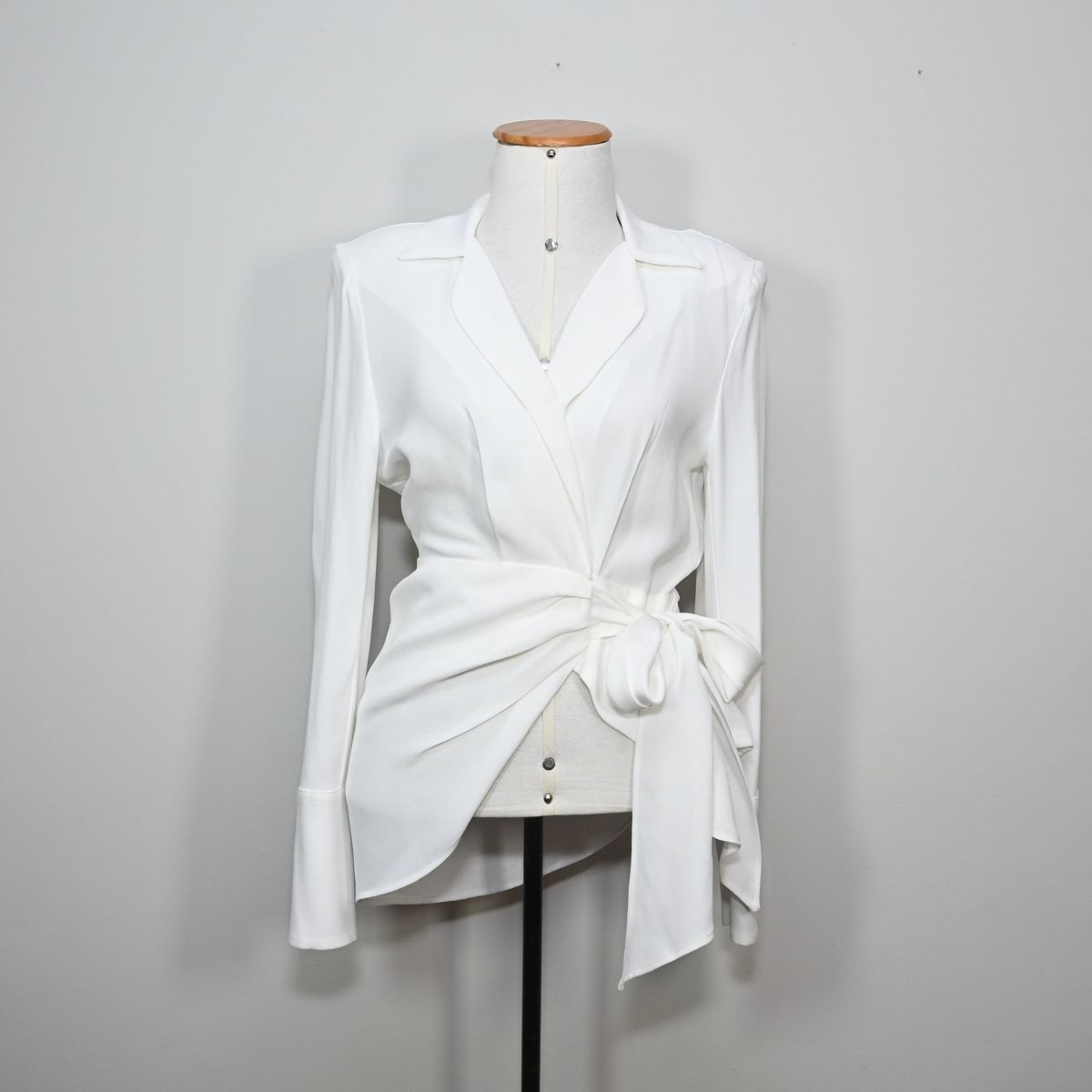 Blusa branca com amarração na cintura
