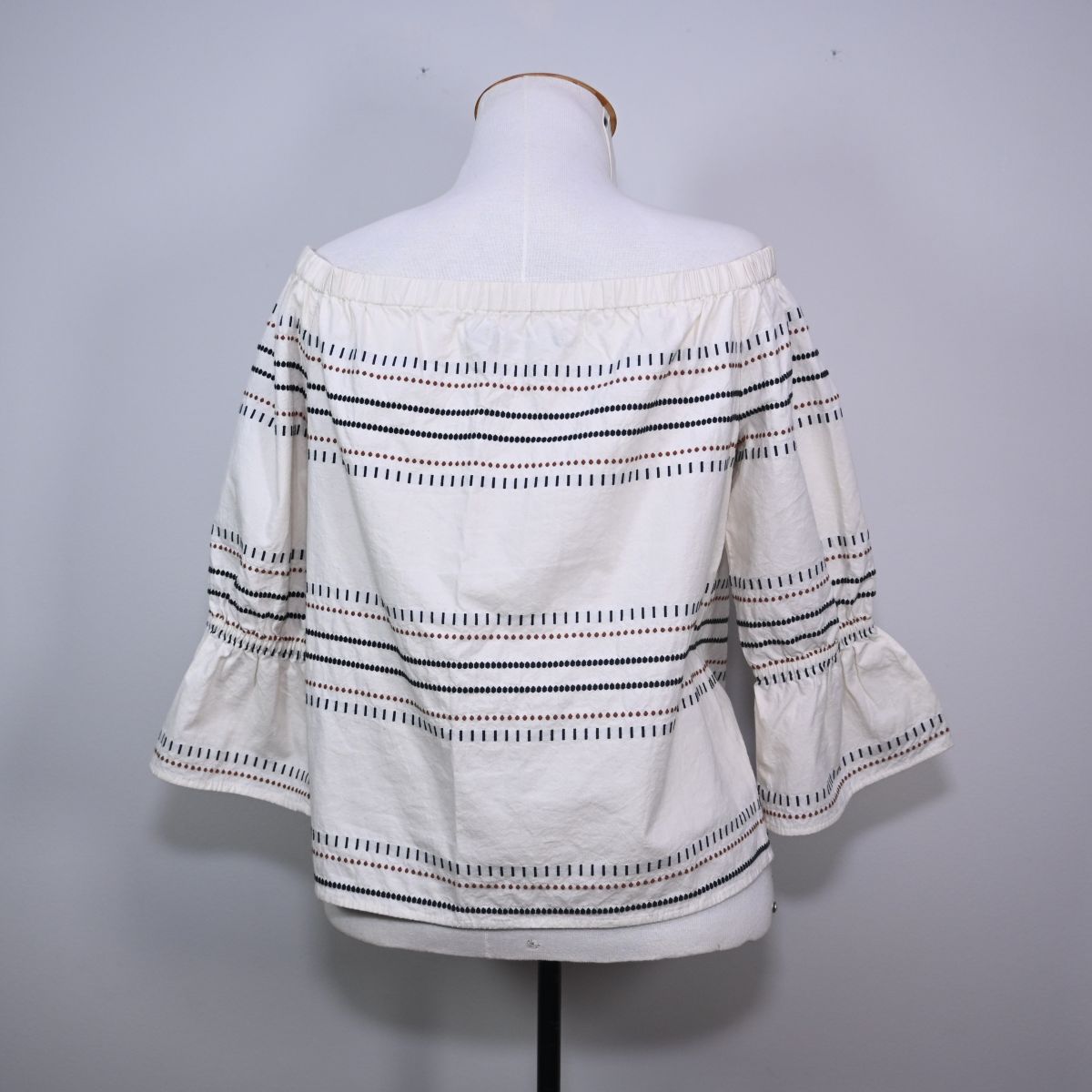 Blusa branca ombro a ombro com bordado