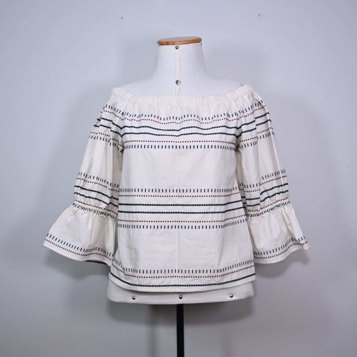 Blusa branca ombro a ombro com bordado